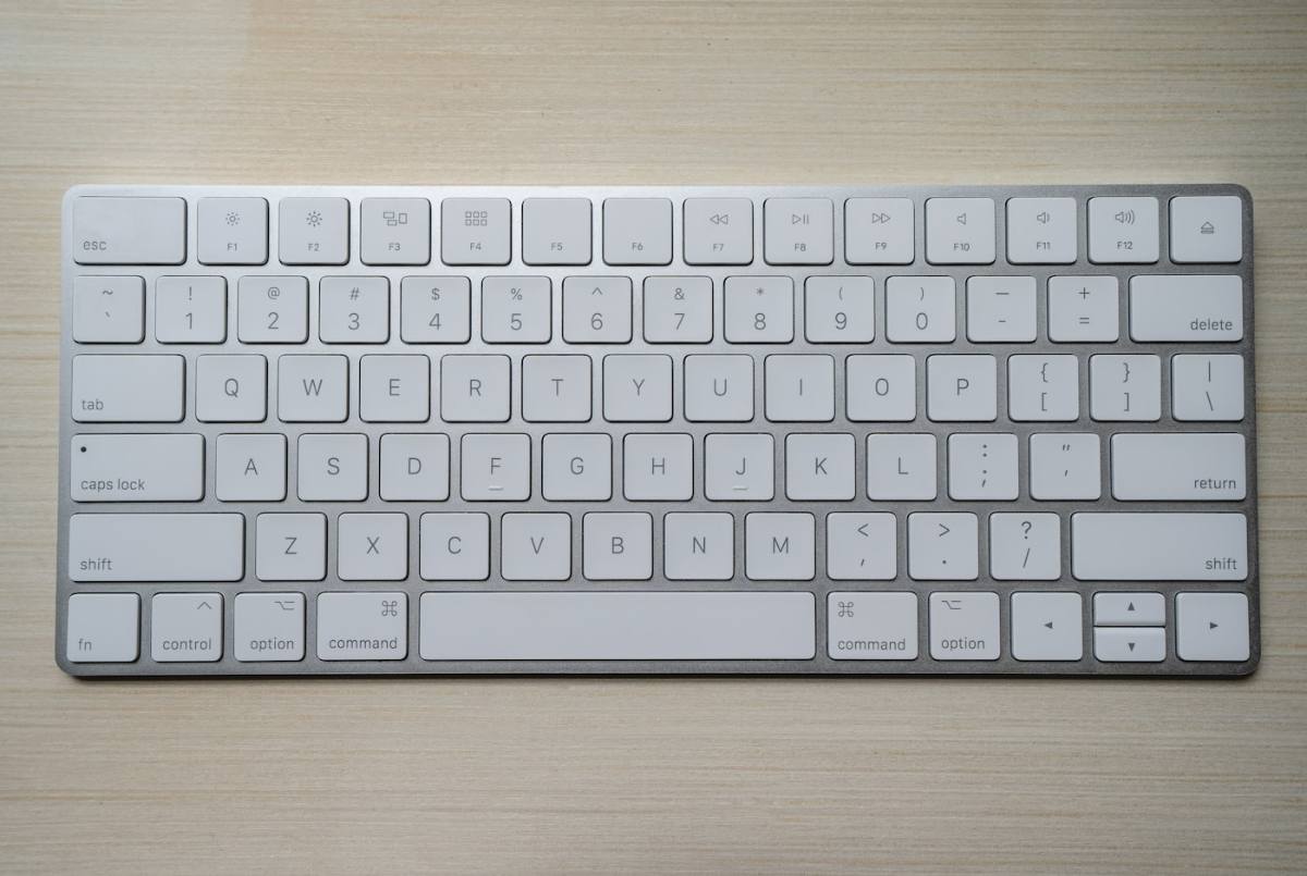 Teclado de computador branco visto de cima