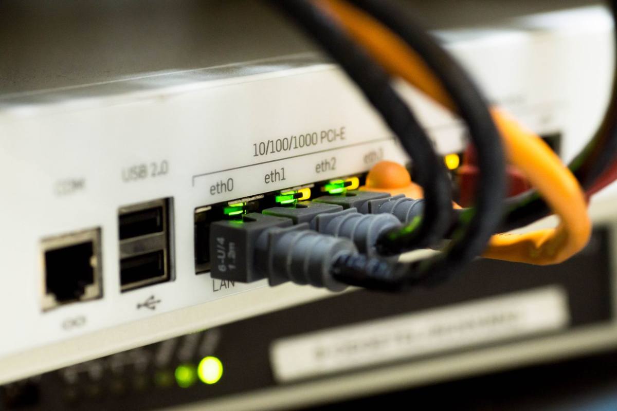 Cabos de rede conectados às portas de um roteador
